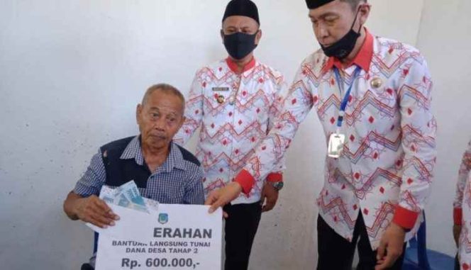 
 Wujud Perhatian Bupati dan Wabup untuk Masyarakat Desa Pangia, BLT DD Disalurkan