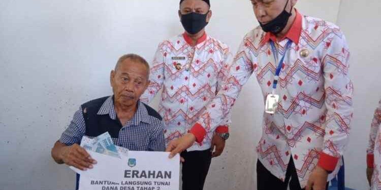 Wujud Perhatian Bupati dan Wabup untuk Masyarakat Desa Pangia, BLT DD Disalurkan