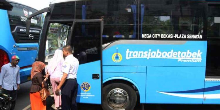 1.145 Pengguna KRL Jabodetabek Berangkat ke Jakarta Naik Bus Gratis