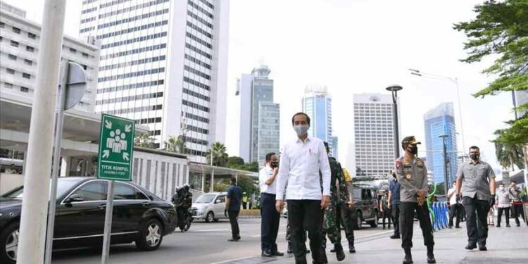 Jokowi Lakukan Kebiasaan Baru Dalam Kunjungan Kerja