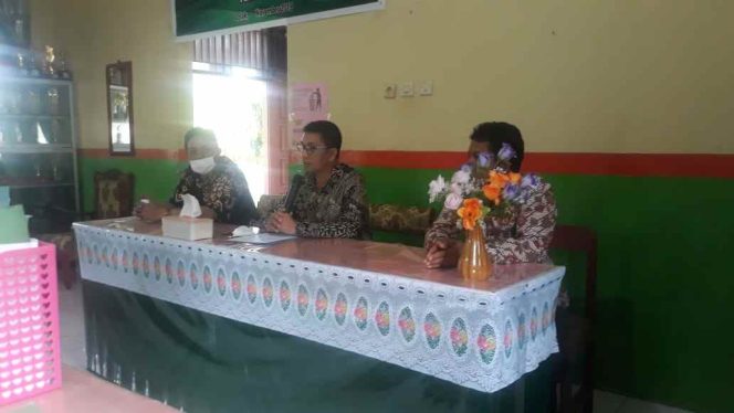 
Monev Ulangan Semester, Muhtar Bonde Berikan Motivasi untuk Guru Agar Kerja Tim, Jaga Kondisi Tubuh dan Laksanakan Protokol Kesehatan Dimasa Pandemi Covid-19