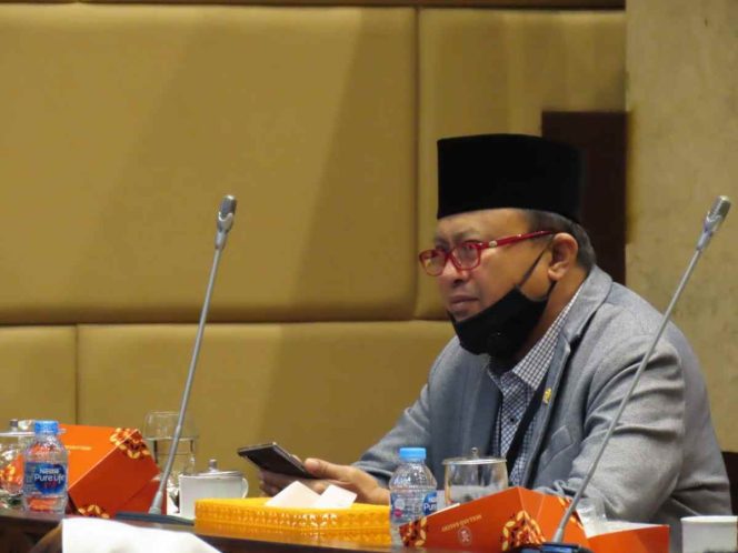 
Warga Sulut dan Gorontalo Sempat Tertahan di Pelabuhan Ternate Maluku Utara, Herson Mayulu Sesalkan Keterlambatan Pemberitahuan Arus Mudik