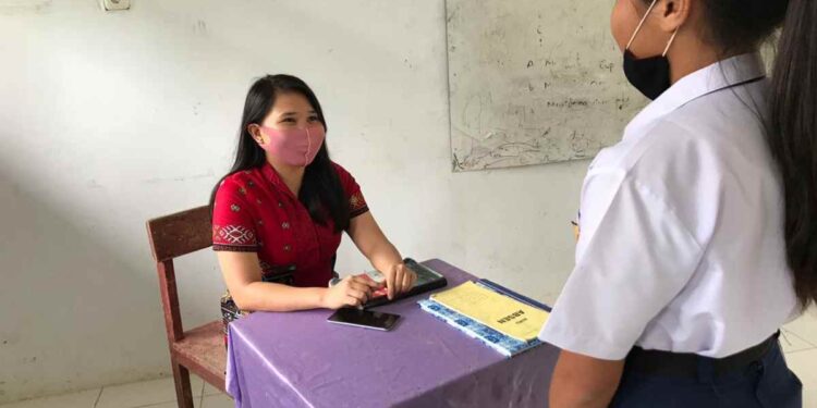 Mengajar di Salah Satu Wilayah Terpencil di Bolmong, Guru Cantik Ini Tempuh 6 Kilometer untuk Sampai ke Sekolah