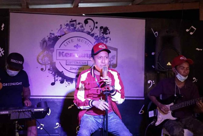 
Mampir di Kedai Kopi, Bupati Imbau Warganya Tetap Patuhi Protokol Kesehatan Meski akan Menuju New Normal