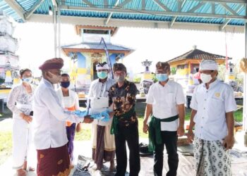 Monitoring Tindaklanjut SE Menteri Agama, Kepala Kantor Kemenag Bolmong Serahkan Bajra dan Masker untuk Umat Hindu
