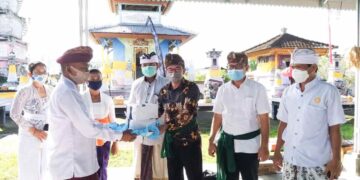 Monitoring Tindaklanjut SE Menteri Agama, Kepala Kantor Kemenag Bolmong Serahkan Bajra dan Masker untuk Umat Hindu