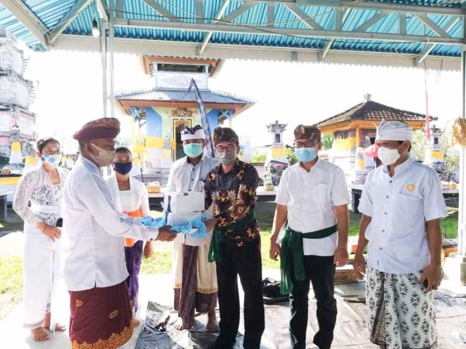 
Monitoring Tindaklanjut SE Menteri Agama, Kepala Kantor Kemenag Bolmong Serahkan Bajra dan Masker untuk Umat Hindu