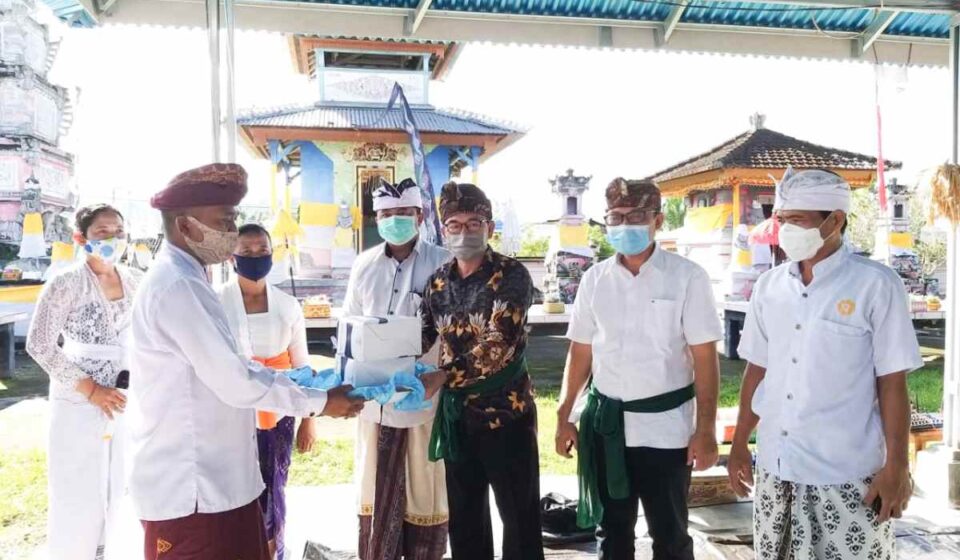 Monitoring Tindaklanjut SE Menteri Agama, Kepala Kantor Kemenag Bolmong Serahkan Bajra dan Masker untuk Umat Hindu