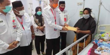 Bupati Bolsel Kunjungi dan Beri Bantuan Pasien Rujukan Puskesmas Posigadan