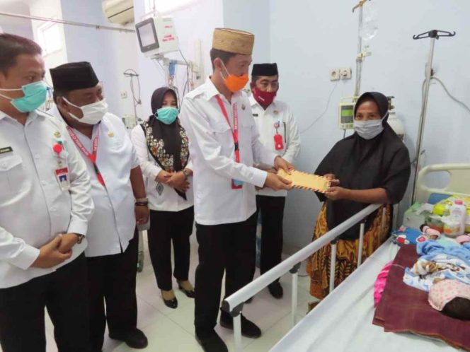 
Bupati Bolsel Kunjungi dan Beri Bantuan Pasien Rujukan Puskesmas Posigadan