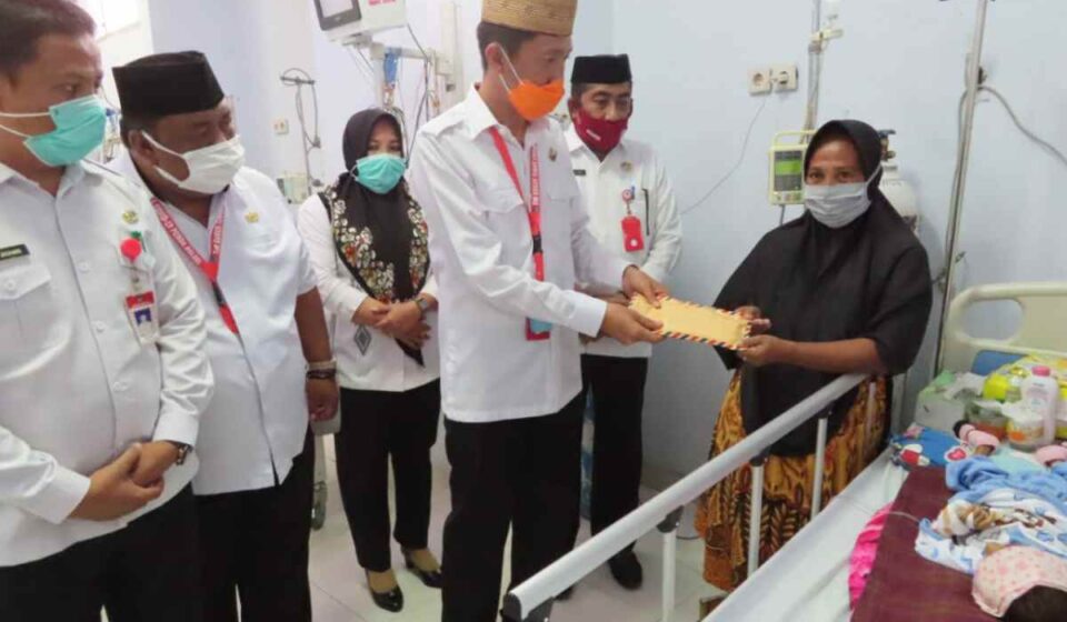 Bupati Bolsel Kunjungi dan Beri Bantuan Pasien Rujukan Puskesmas Posigadan