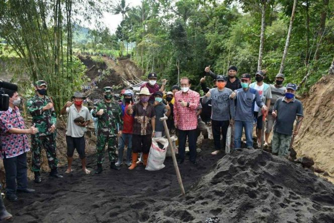 
Pangdam XIII/Merdeka Tinjau Pelaksanaan TMMD ke-108 di Kabupaten Minahasa