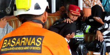 Temui Keluarga Sangadi Bakida, Anggota Komisi V DPR RI Herson Mayulu, Disambut Isak Tangis dan Rasa Haru