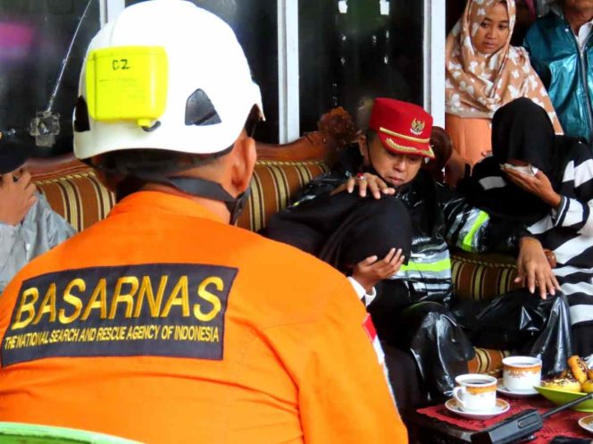 
Temui Keluarga Sangadi Bakida, Anggota Komisi V DPR RI Herson Mayulu, Disambut Isak Tangis dan Rasa Haru