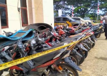 Judi Sabung Ayam di Modayag Digrebek Polisi,Pelaku Lari, Puluhan Unit Kendaraan Diamankan