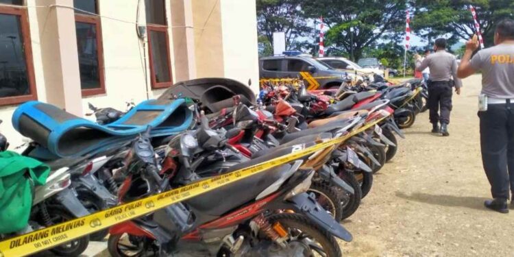 Judi Sabung Ayam di Modayag Digrebek Polisi,Pelaku Lari, Puluhan Unit Kendaraan Diamankan