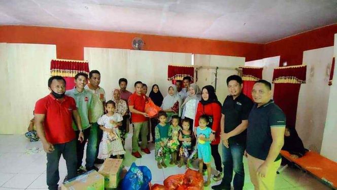 
Hari Merdeka, Jurnalis Bolsel Serahkan Bantuan untuk Warga Terdampak Banjir