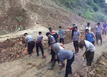 Polres Boltim Terjunkan Personil Buka Akses Jalan Tobongon- Lanut