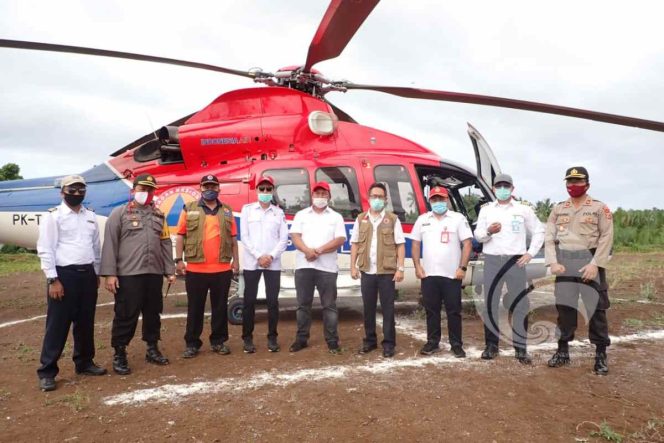 
Bupati dan Wabup Bolsel Jemput Rombongan BNPB, Salurkan Bantuan Gunakan Helikopter