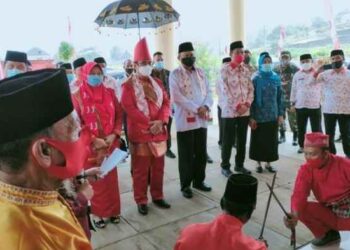 Penjabat Sementara Bupati Bolsel Disambut Dengan 4 Adat Daerah