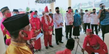 Penjabat Sementara Bupati Bolsel Disambut Dengan 4 Adat Daerah