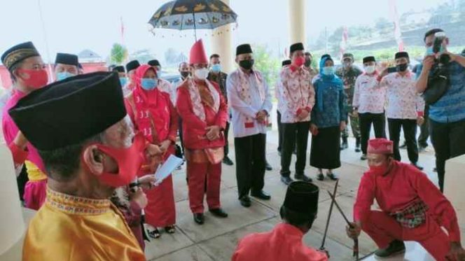 
Penjabat Sementara Bupati Bolsel Disambut Dengan 4 Adat Daerah