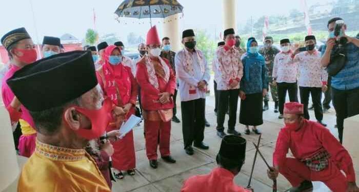 Penjabat Sementara Bupati Bolsel Disambut Dengan 4 Adat Daerah