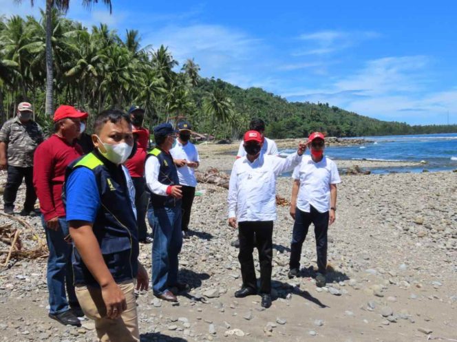 
Herson Mayulu dan Kepala BWS Sulawesi Satu, Survey 3 Titik Lokasi Pasca Banjir Bandang dan Lonsor di Bolsel untuk Pemulihan