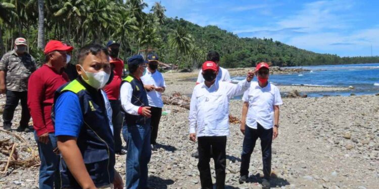 Herson Mayulu dan Kepala BWS Sulawesi Satu, Survey 3 Titik Lokasi Pasca Banjir Bandang dan Lonsor di Bolsel untuk Pemulihan