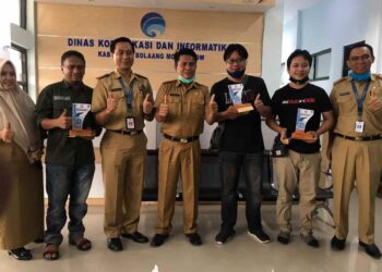 Tahlis Gallang Serahkan Hadiah kepada Pemenang Lomba Menulis Feature di Bolmong