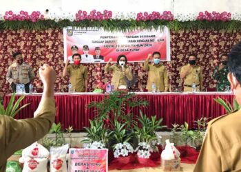 Bupati Yasti Serahkan Bantuan Tahap Empat di Kecamatan Sangtombolang dan Lolak