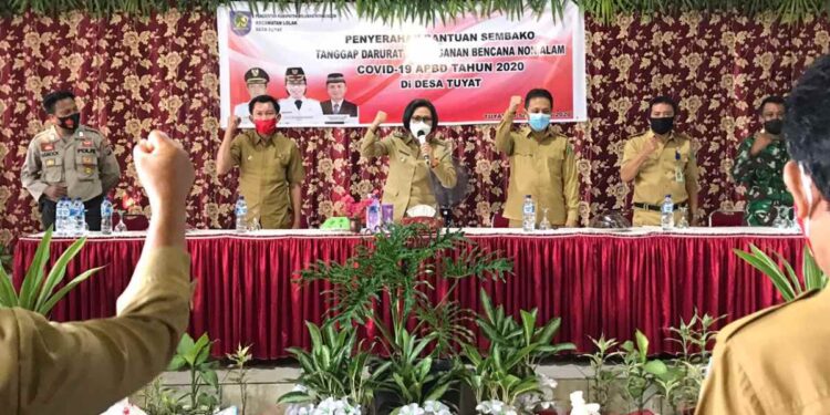 Bupati Yasti Serahkan Bantuan Tahap Empat di Kecamatan Sangtombolang dan Lolak