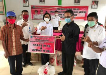 Bupati dan Wabup Bolmong Serahkan Bantuan Tahap Empat di Wilayah Dumoga Bersatu