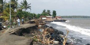 Material Pasir Sering Dikeruk Warga, Jalan di Pesisir Pantai Desa Tabilaa Rusak Parah
