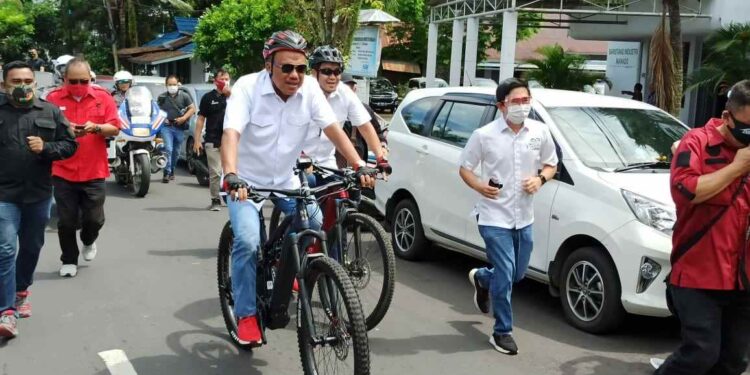 Mendaftar di KPU, Olly- Steven Kayuh Sepeda Sejauh 20 Kilometer