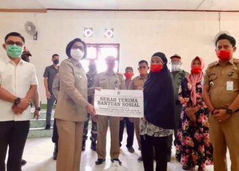 Bupati Yasti Serahkan Bansos Tahap Empat di Kecamatan Passi Barat dan Bolaang