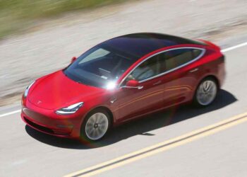 Tabrakan Dengan Truk, Ini Pengalaman Pengemudi Tesla 3