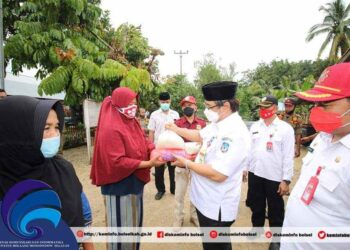 Pjs Bupati Bolsel Serahkan Bantuan Sembako di Pinteng
