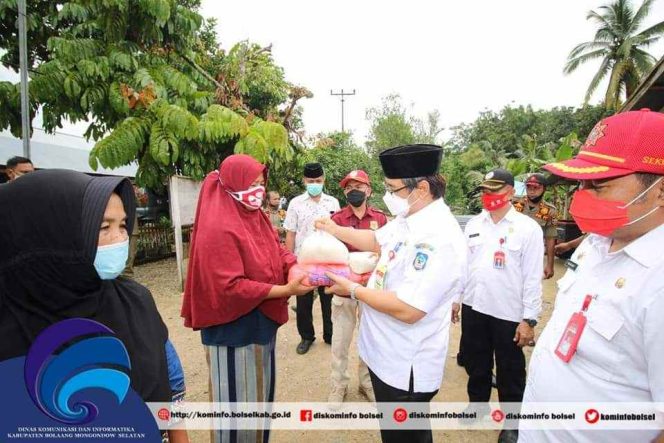 
Pjs Bupati Bolsel Serahkan Bantuan Sembako di Pinteng
