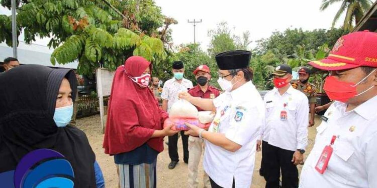 Pjs Bupati Bolsel Serahkan Bantuan Sembako di Pinteng