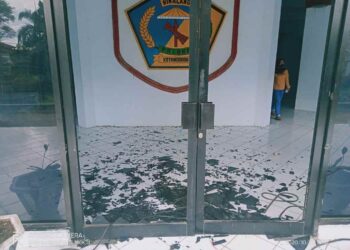 Demo Tolak UU Ciptaker, Puluhan Mahasiswa Rusak Fasilitas Kantor DPRD Kotamobagu