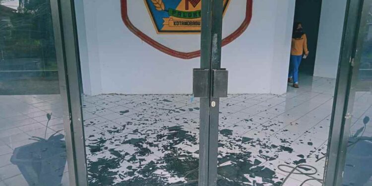 Demo Tolak UU Ciptaker, Puluhan Mahasiswa Rusak Fasilitas Kantor DPRD Kotamobagu