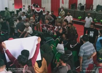 Demo Tolak UU Ciptaker, Puluhan Mahasiswa Rusak Fasilitas Kantor DPRD Kotamobagu