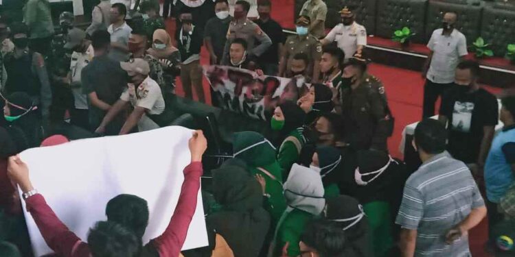 Demo Tolak UU Ciptaker, Puluhan Mahasiswa Rusak Fasilitas Kantor DPRD Kotamobagu