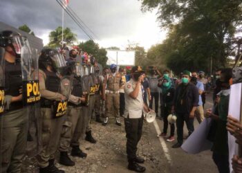 Belasan Demonstran HMI BMR Dijaga Ratusan Aparat Keamanan