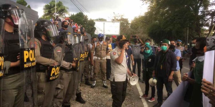 Belasan Demonstran HMI BMR Dijaga Ratusan Aparat Keamanan