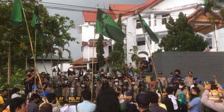 Belasan Demonstran HMI BMR Dijaga Ratusan Aparat Keamanan
