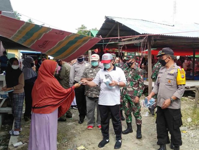 
 Kunjungi Pasar Tradisional Soguo, Pjs Bupati Ajak Masyarakat Patuhi Prokes Covid-19
