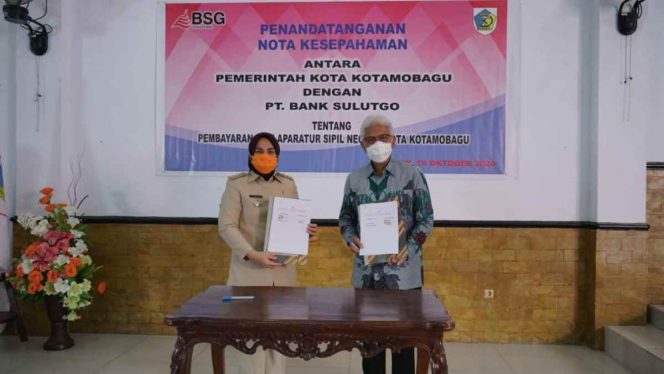 
Wali Kota Kotamobagu dan Dirut BSG Tandatangani MoU Pembayaran Gaji ASN