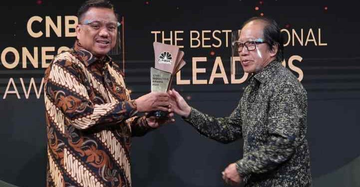 Olly Terima CNBC Award